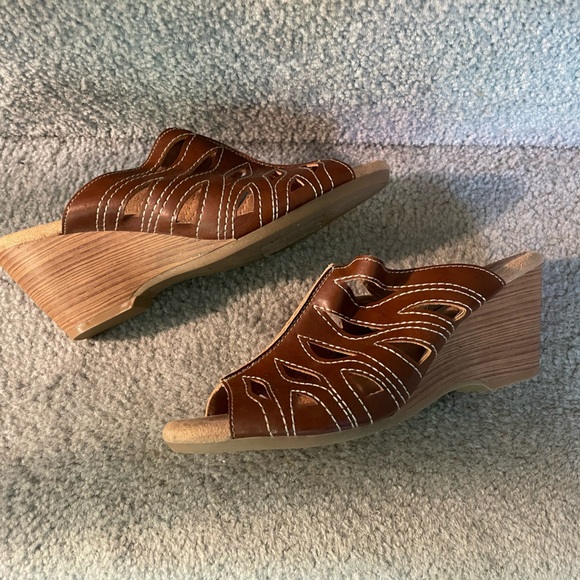 Women’s Sz 6.5 Croft and Barrow Wedge Sandals by in Rich Brown EUC - Picture 3 of 5